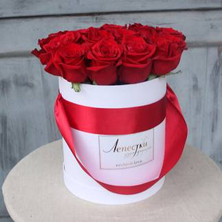 Большая шляпная коробка из 21 голландской розы
