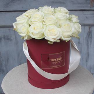 Велика капелюшна коробка з 27 білих троянд