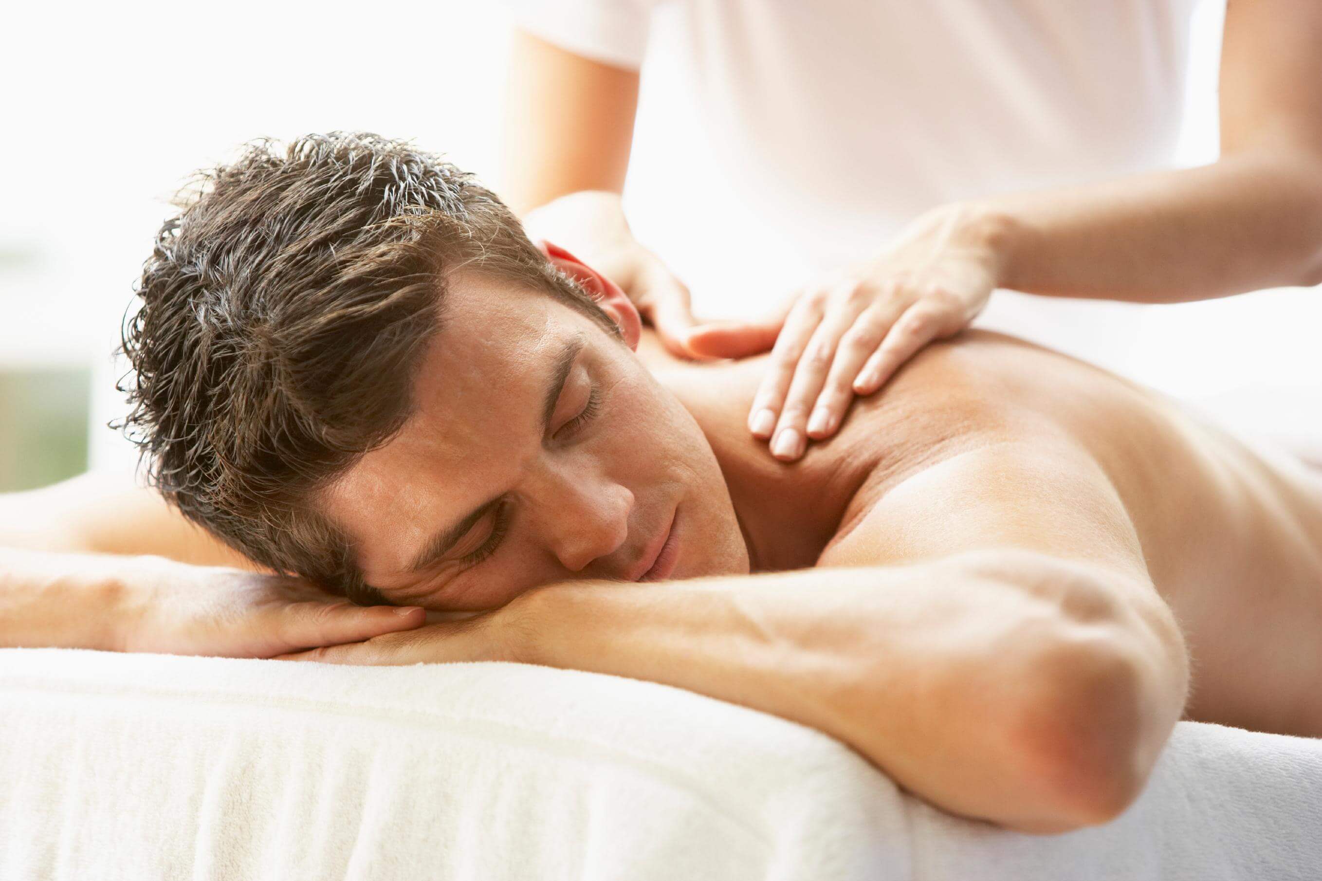 Massage therapist. Массаж картинки. Массаж спины мужчине. Поглаживание в массаже. Массаж мужской спины.
