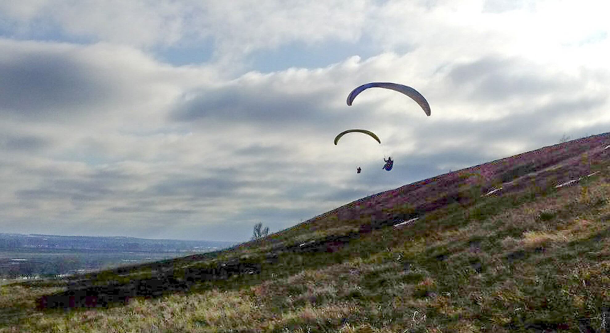 3-flight-on-paraglider-from-the-slope-kh
