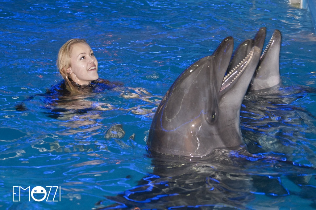 Alyosha (Алеша) и два ее спутника-дельфина