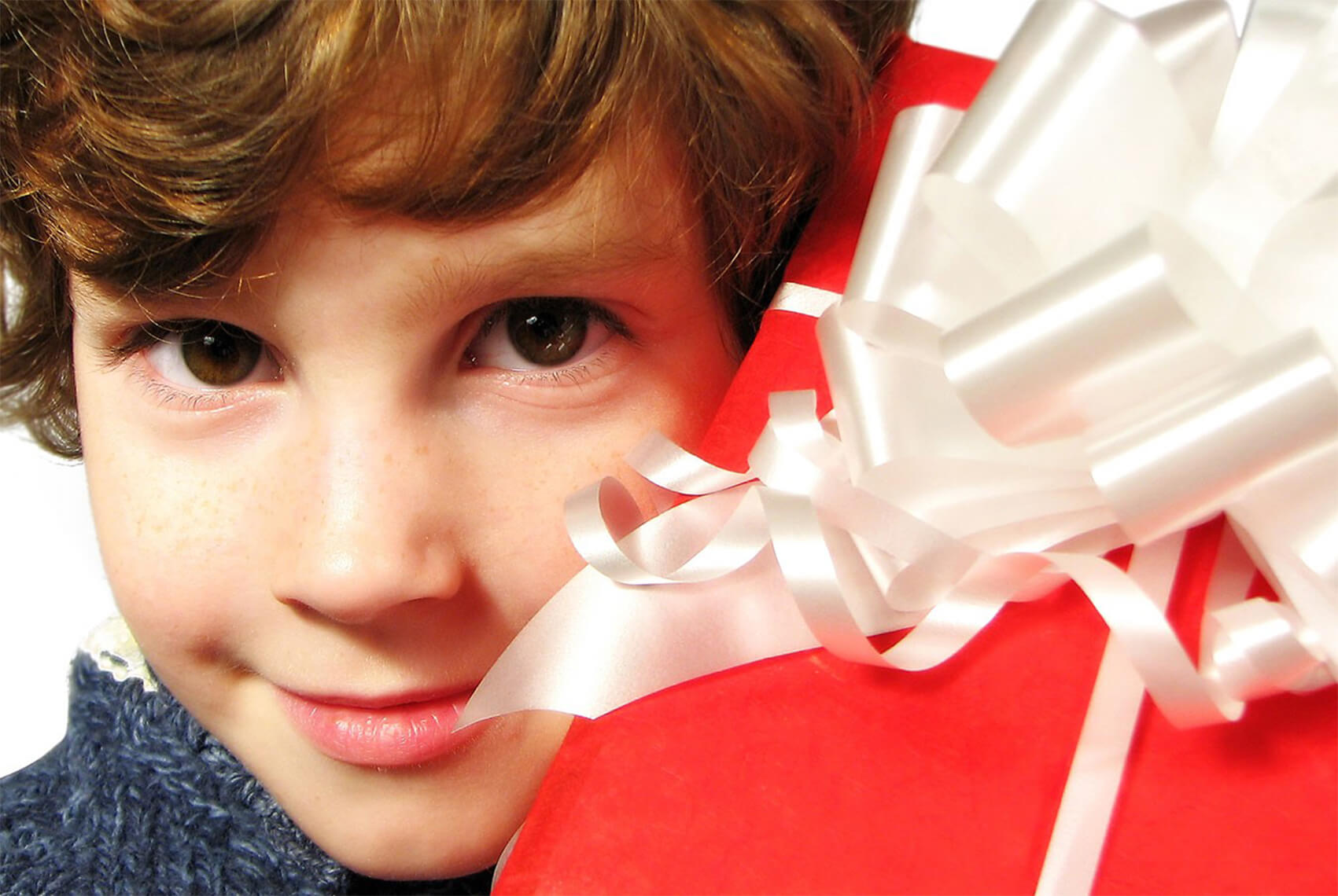 10 лет от рождения можно. Подарки для детей. Подарок мальчику. Подарок на новый год мальчику 12 лет. Ребенок с подарком в руках.